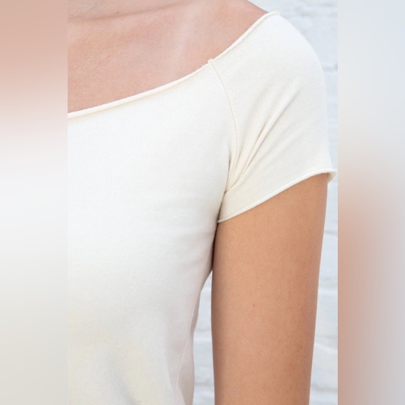 Brandy Melville Short Sleeve Bonnie Top - Picture 7 of 7